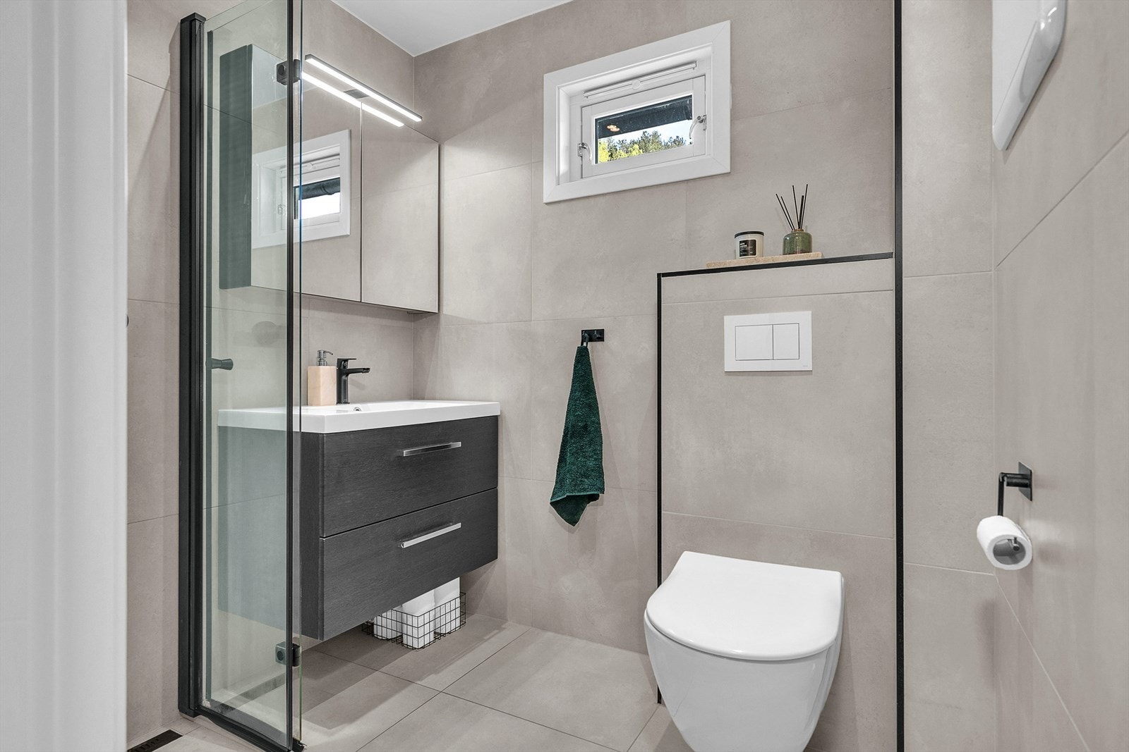 Leiligheten kan blant annet friste med et meget lekkert bad, som ble renovert 2021. Galleribilde