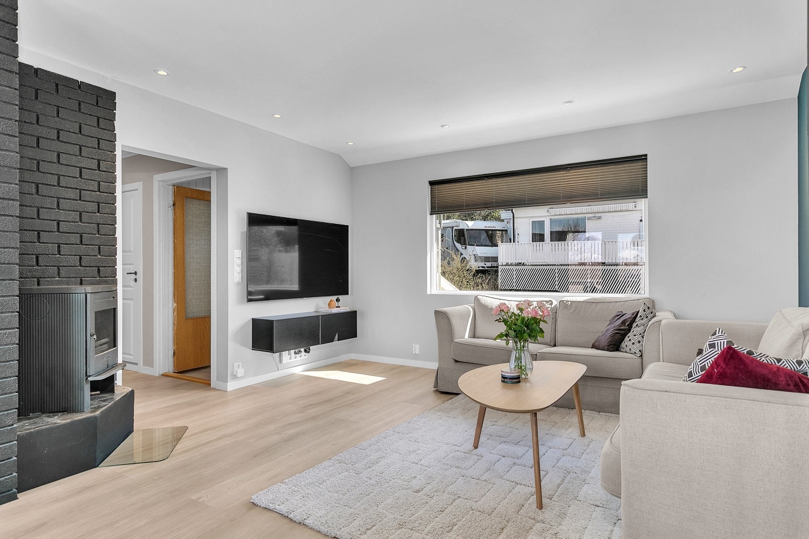 Vi starter gjennomgangen med hjertet i leiligheten; stuen. Galleribilde