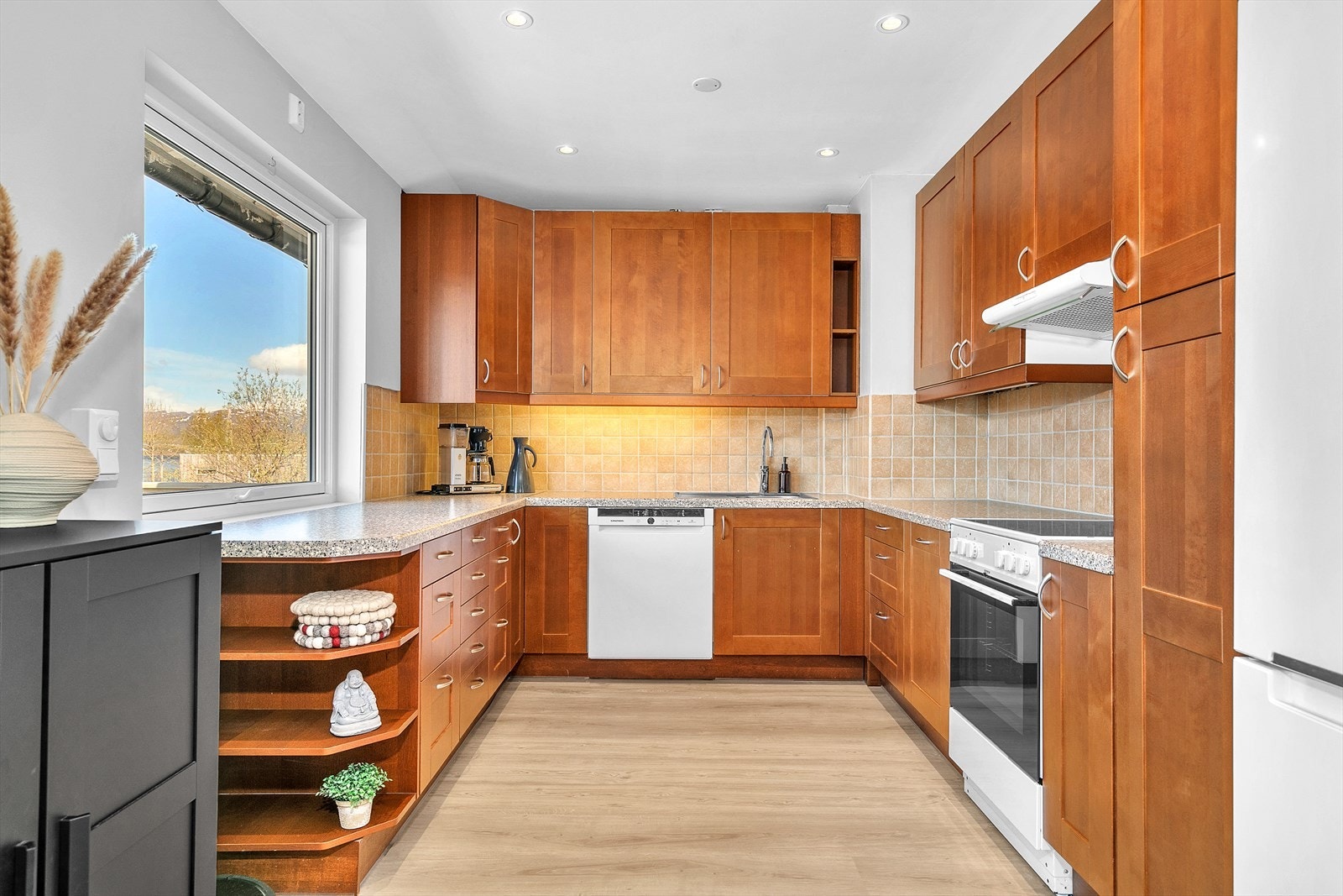 Godt med skapplass både over og under benkeplate. Galleribilde