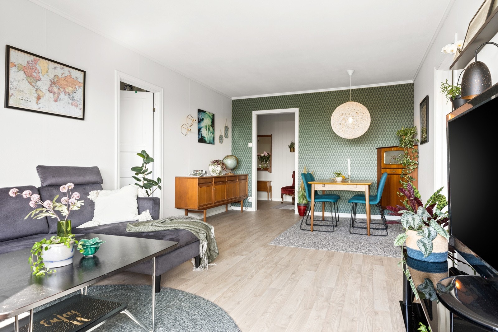 Stue med god plass til møblering i to soner Galleribilde