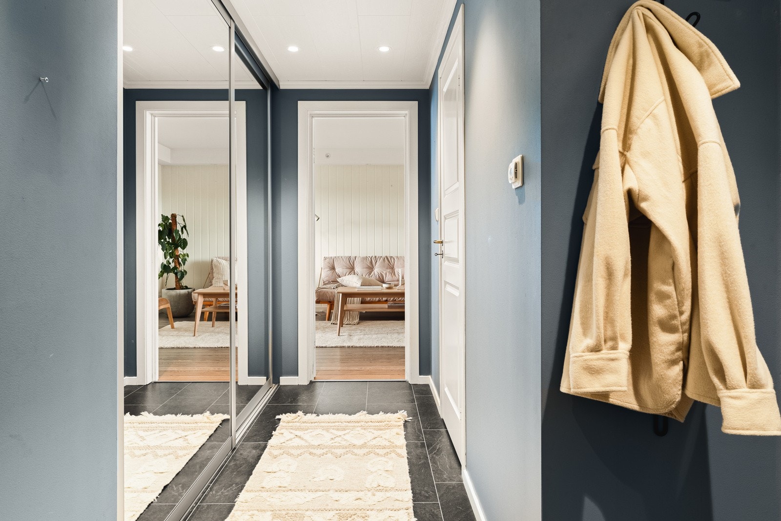 Velkommen inn! Entreen er romslig med god plass til å sette fra seg yttertøy og sko. Galleribilde