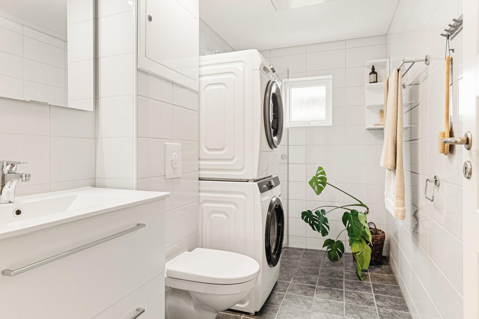 Det helflisede badet ble pusset opp i 2018 og fremstår delikat, moderne og innholdsrikt. Galleribilde