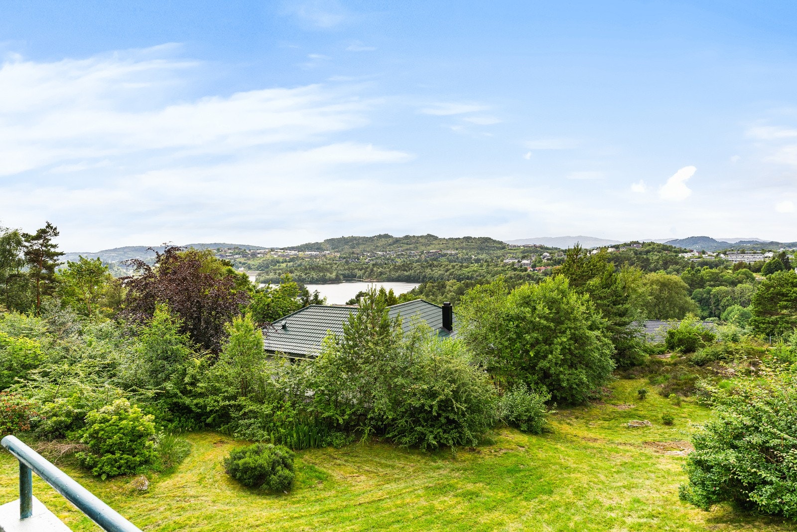 Verdt å nevne er at leiligheten ligger enden av borettslaget med fin utsikt over grøntområde. Galleribilde