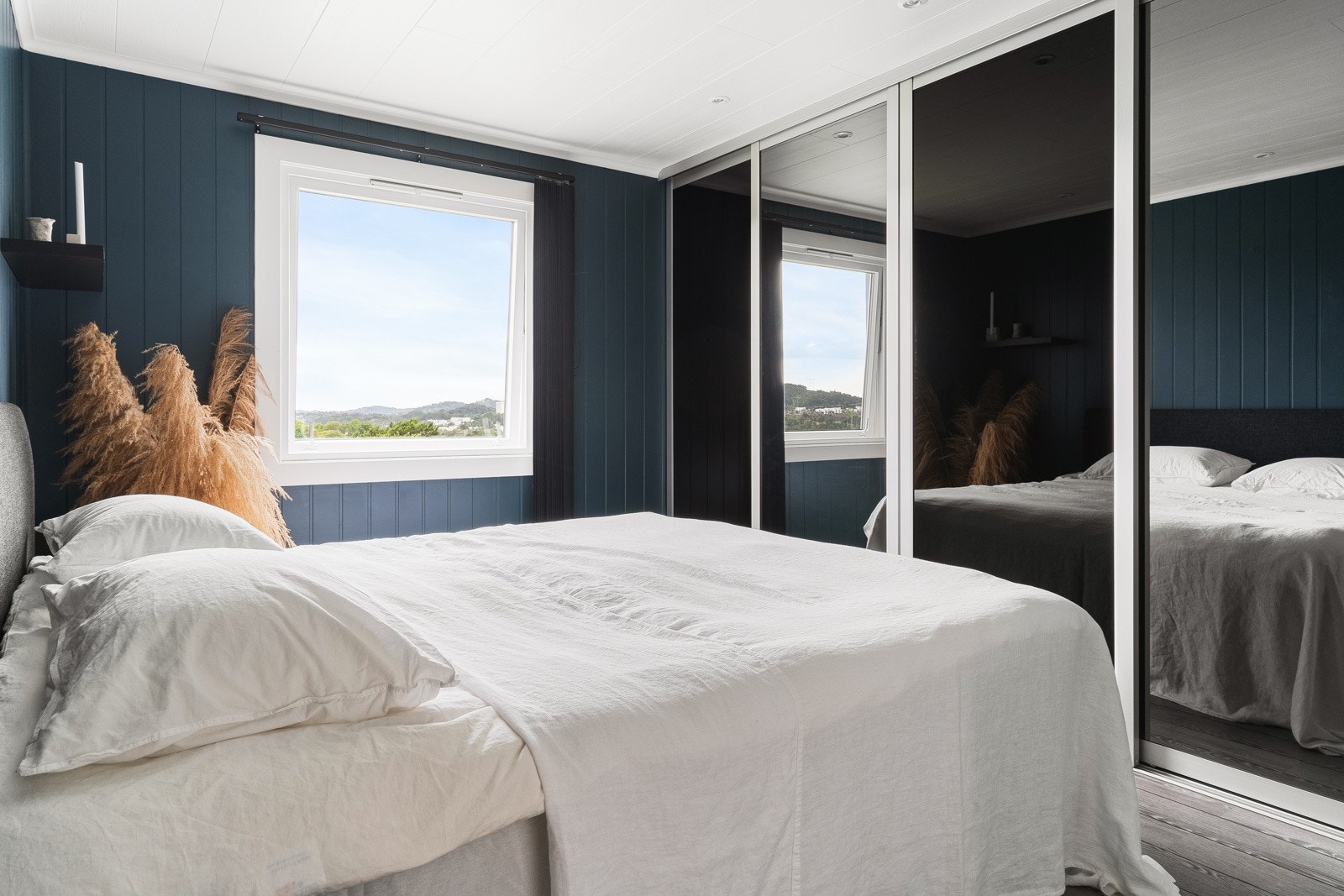 Rommet er i dag innredet med en romslig skyvedørsgarderobe. Galleribilde
