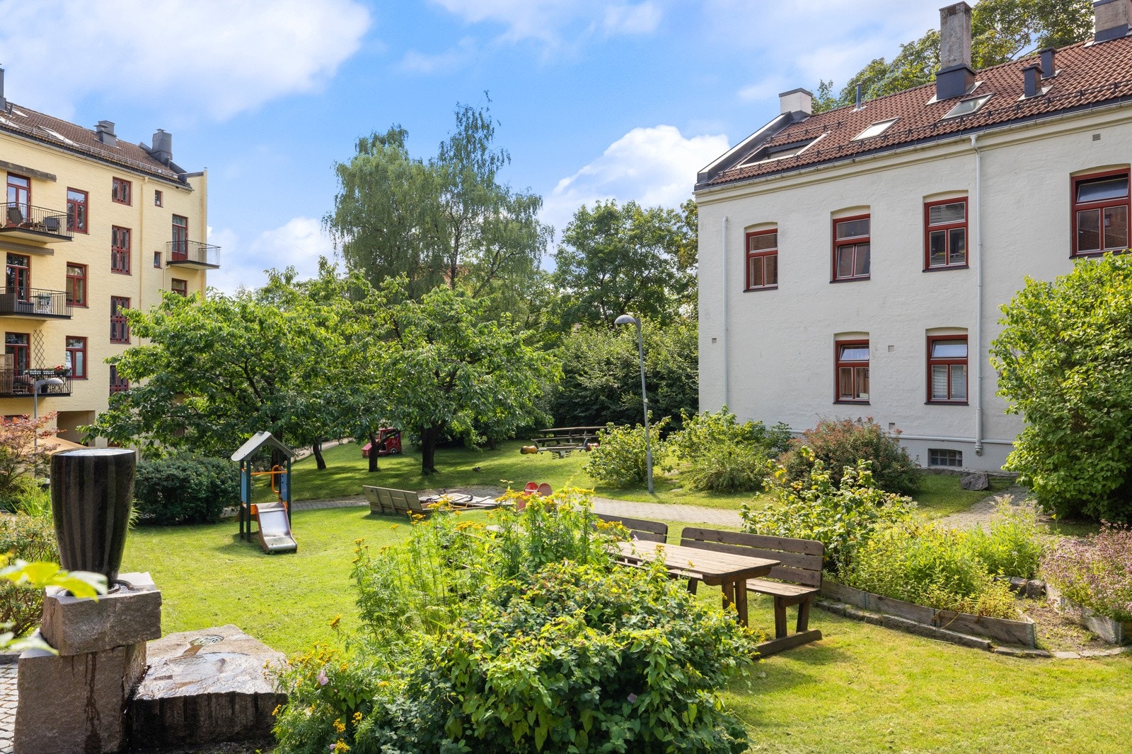 Meget idyllisk hage til glede for beboere. Galleribilde