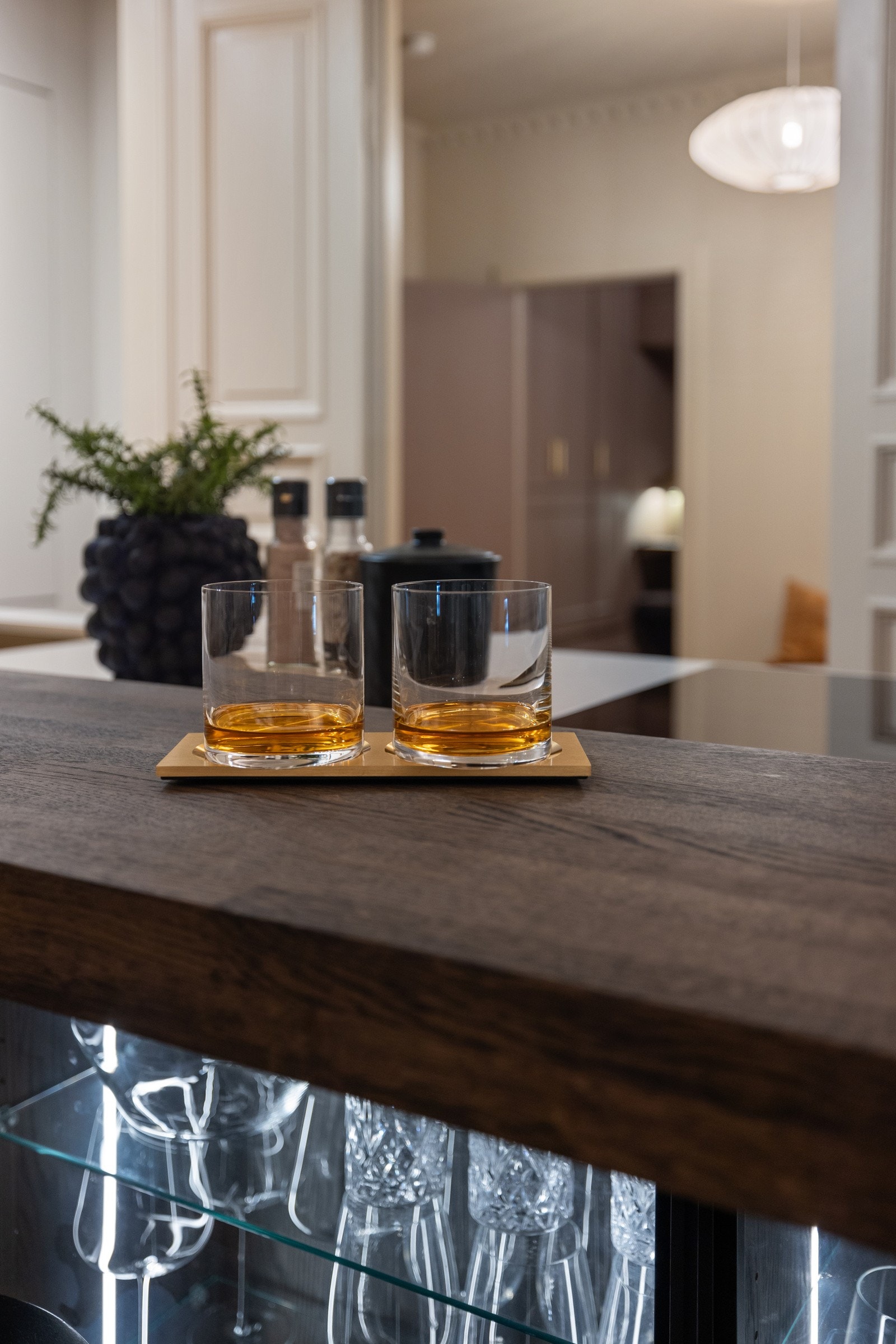 Egne whiskyglass produsert av Buster + punch - samme som lamper, stikk og brytere/dimmere. Galleribilde