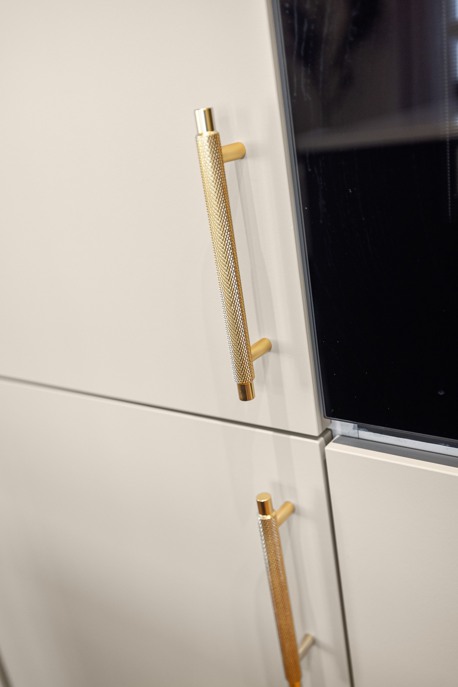 Eksklusive håndtak som matcher detaljene i leiligheten. Galleribilde