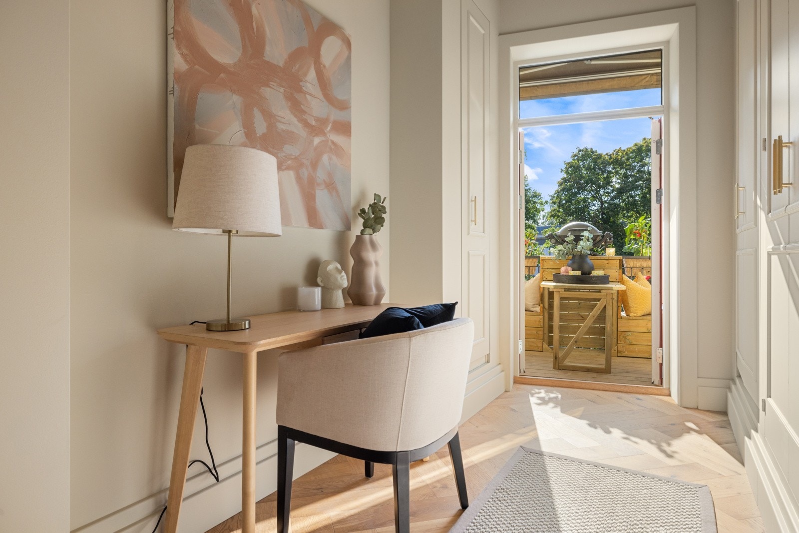 Soverom 2/kontor/walk-in med utgang til idyllisk balkong. Galleribilde