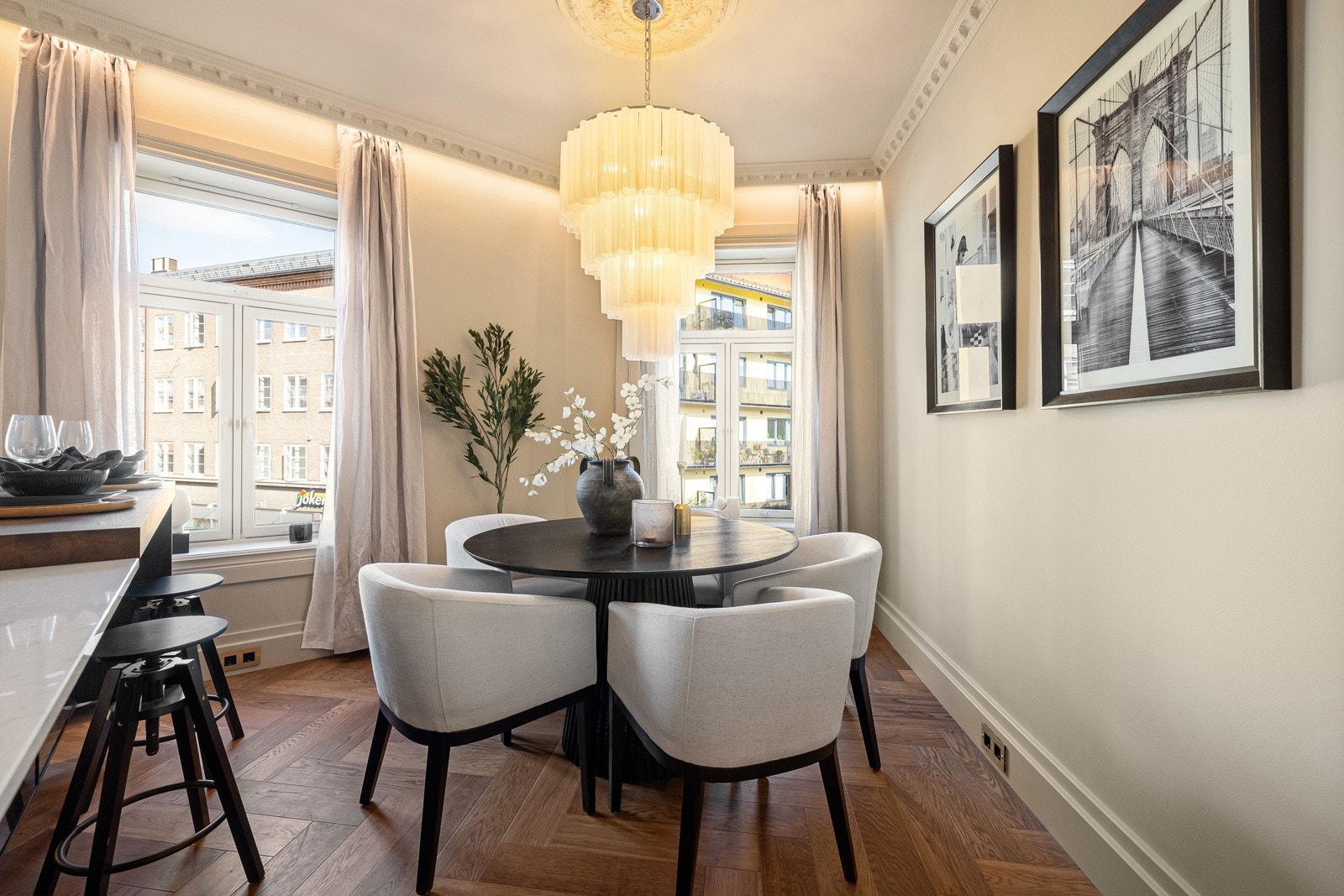 Det er nydelig stukkatur og rosett på kjøkkenet. Sammen med den luftige takhøyden gir dette rommet en svært god atmosfære. Galleribilde