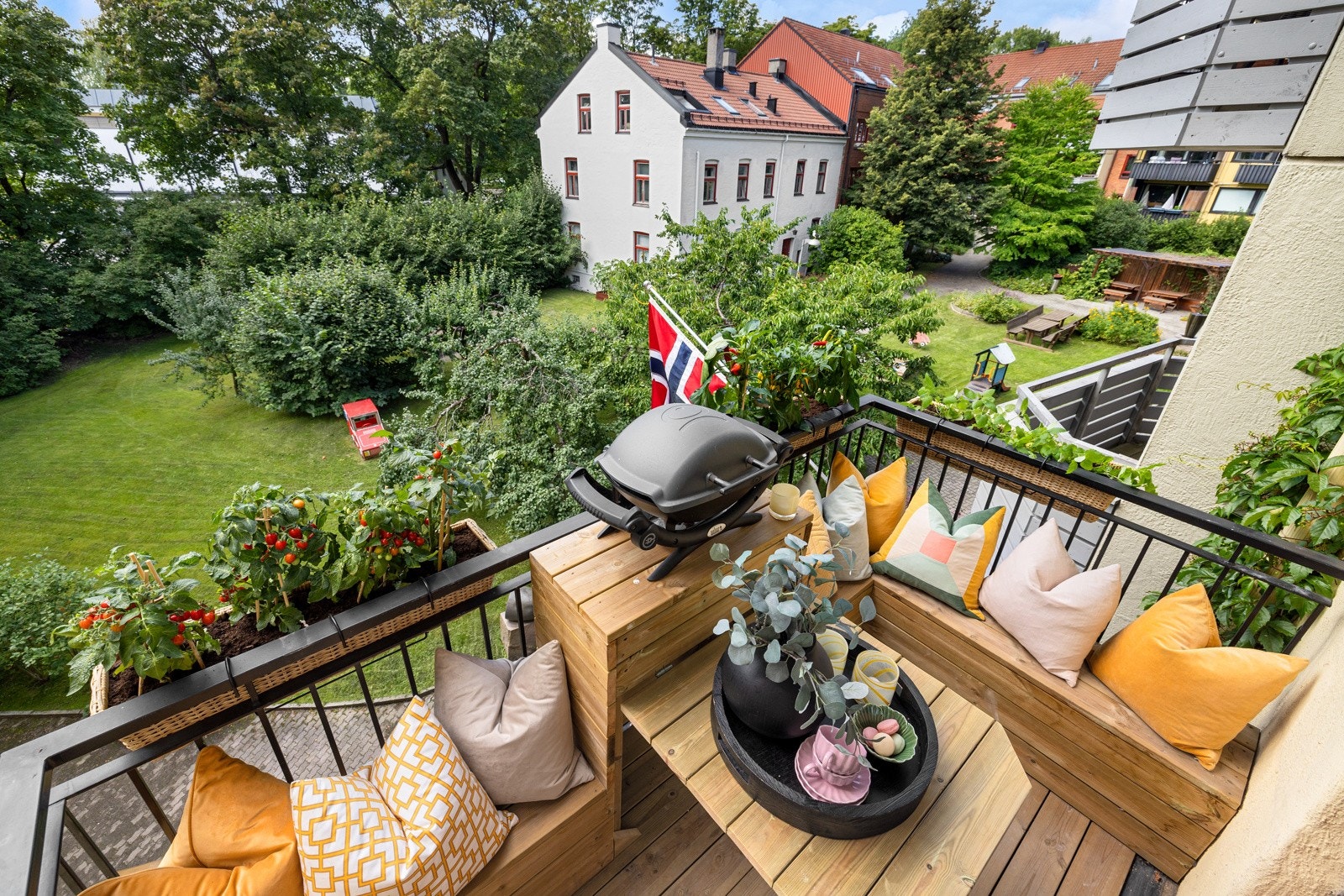 Idyllisk og unikt utsyn mot kanskje bydelens fineste bakgård. Galleribilde
