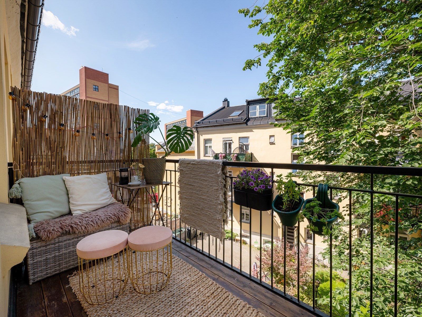 I sommerhalvåret er det deilig å slå opp døren til den flotte balkongen. Galleribilde
