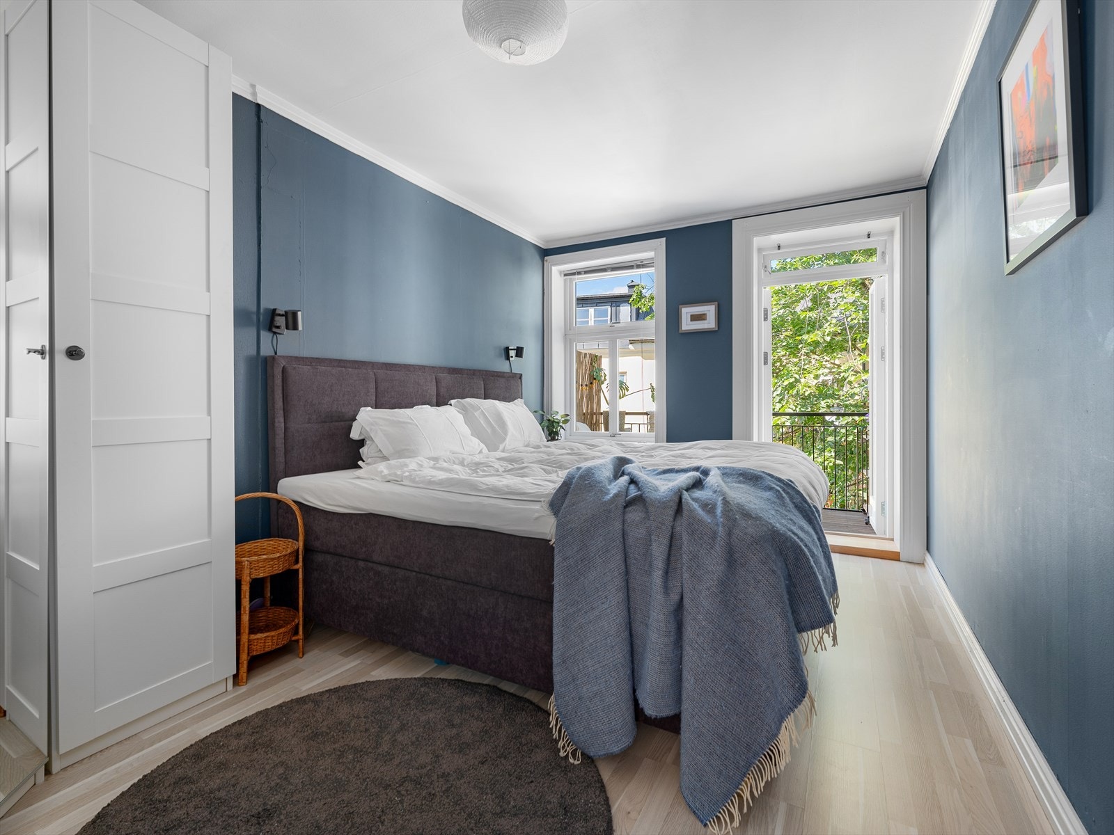 Hovedsoverommet er behagelig tilbaketrukket og vender ut mot rolig bakgård. Leiligheten er gjennomgående og har dermed vinduer med lys fra to sider av bygget. Galleribilde