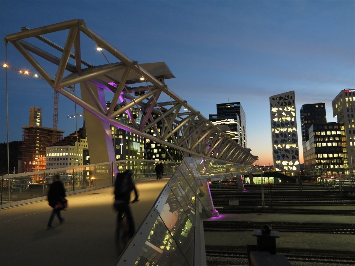 Man når Barcode innen få minutters gange via gåbroen, Akrobaten. Denne binder Grønland med Bjørvika. Galleribilde
