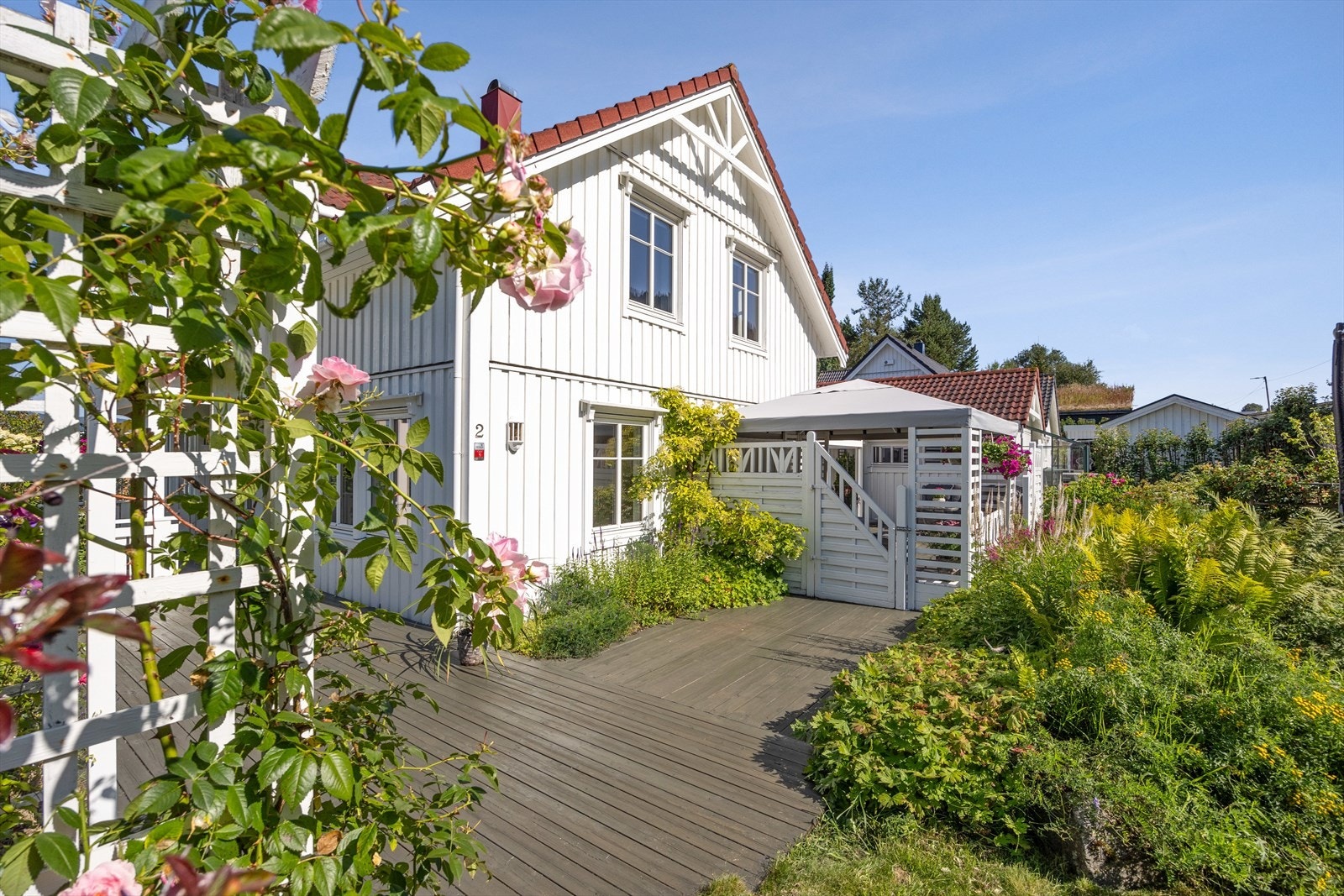 Det er markterrasse på ca. 60 kvm som strekker seg rundt to husvegger og har paviljong. Galleribilde