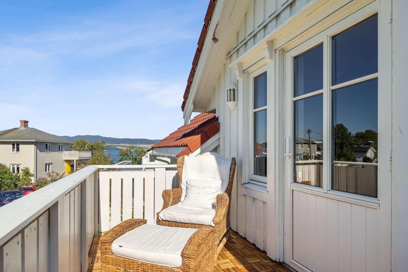 Det er en flott balkong i andre etasje som har utsikt ut over fjorden. Galleribilde