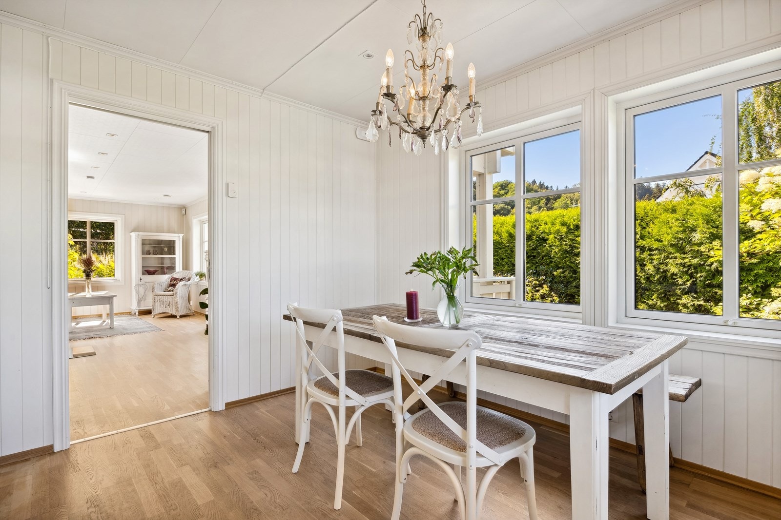 Kjøkkenet kan skjermes med skyvedør til stuen og har spiseplass ved vinduer, samt varme i gulv. Galleribilde