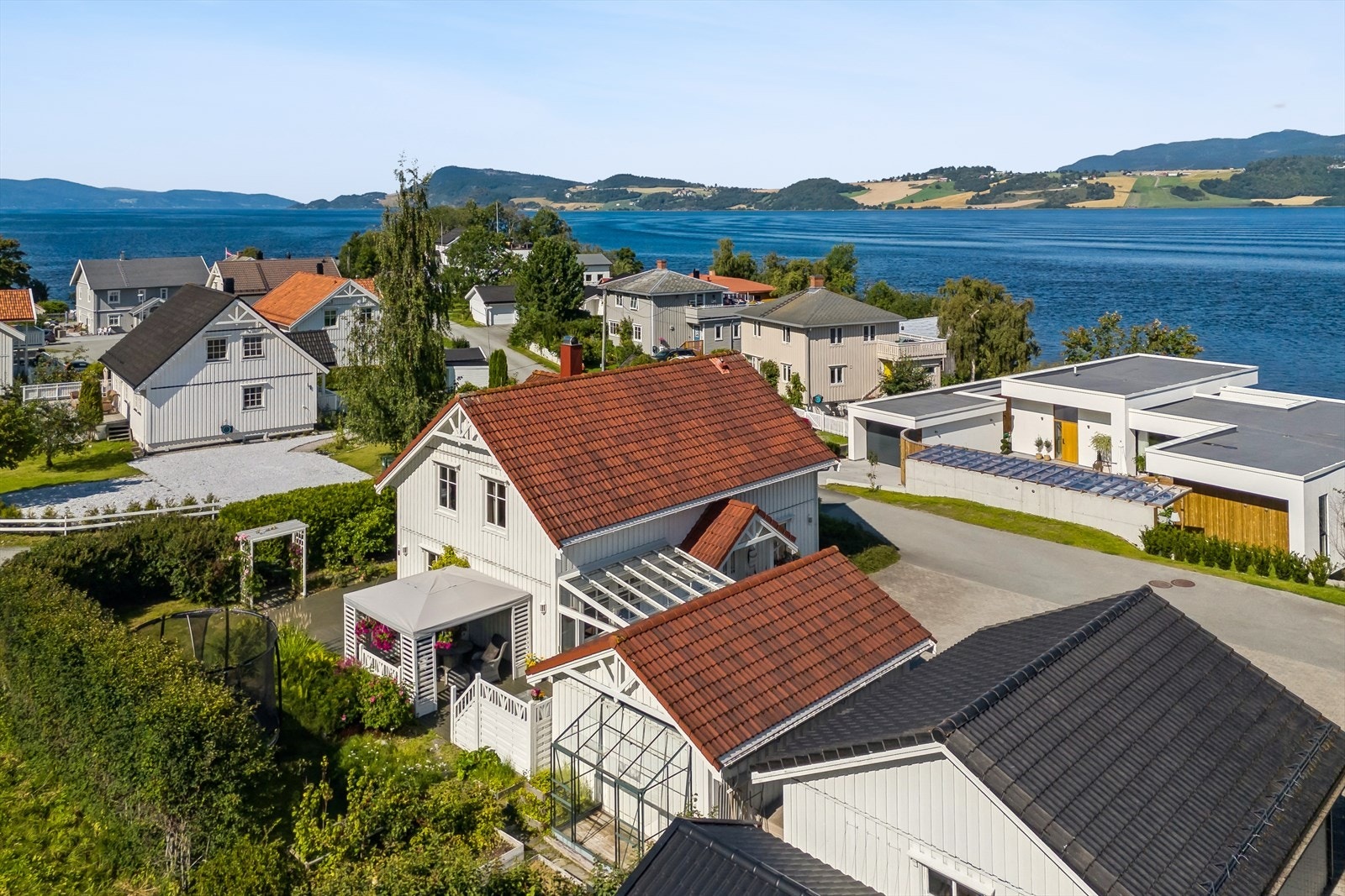 Eiendommen er familievennlig og ligger nær turområder, skoler og alt man ellers trenger. Galleribilde
