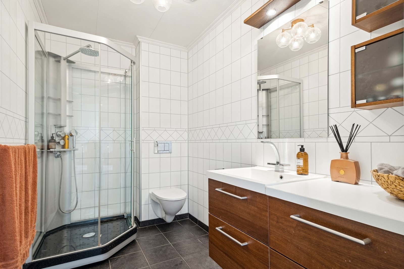 Det andre badet er på 5 kvm og har tidløse fliser på gulv, våtromsplater på veggene og varme i gulv. Galleribilde