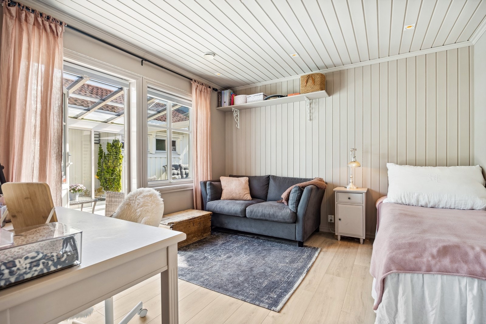 Soverommet i første etasje har god plass til både sofa og seng, og har direkte utgang til den store markterrassen på utsiden. Galleribilde