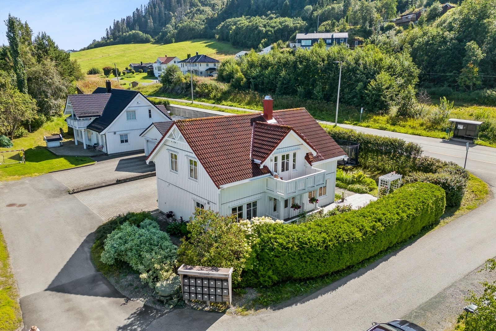 Boligen ligger flott til, og hekken sørger for at man får en ekstra porsjon privatliv. Galleribilde