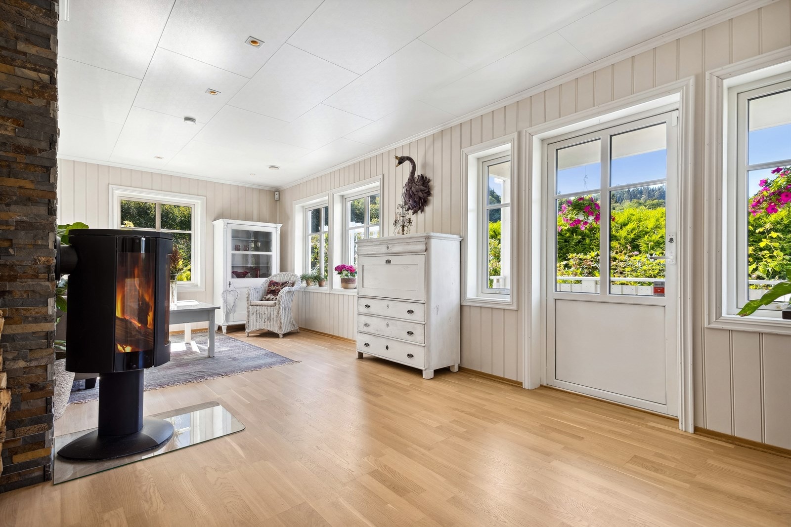 Stuen har også utgang til terrasse, noe som gjør det ekstra luftig. Galleribilde
