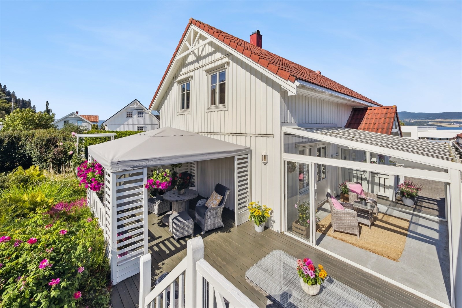 Den store markterrassen gjør det enkelt å samle familie og venner til hyggelige lag. Galleribilde