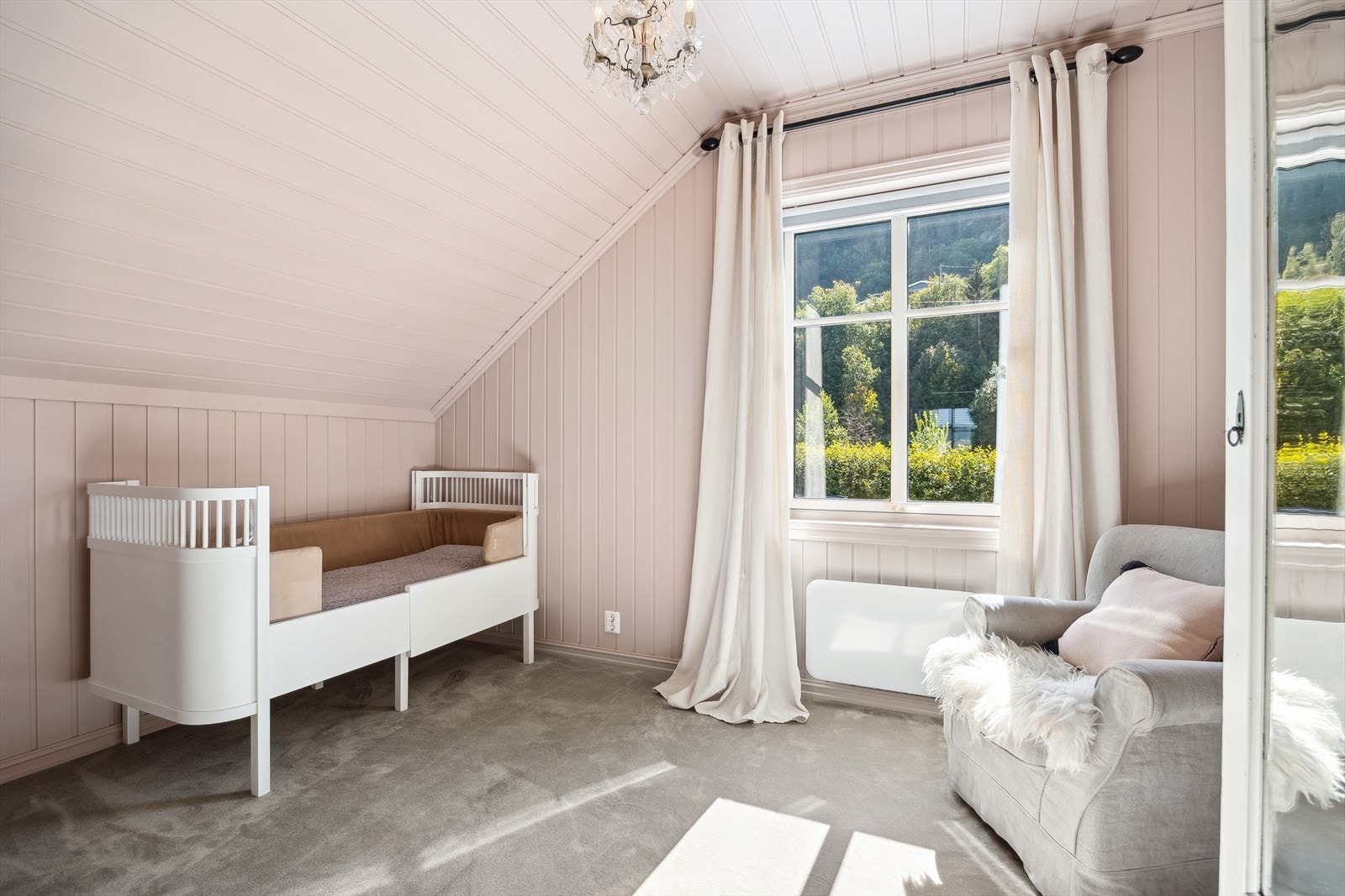 Det er praktisk for barnefamilien at flere av soverommene ligger samlet i samme etasje. Galleribilde