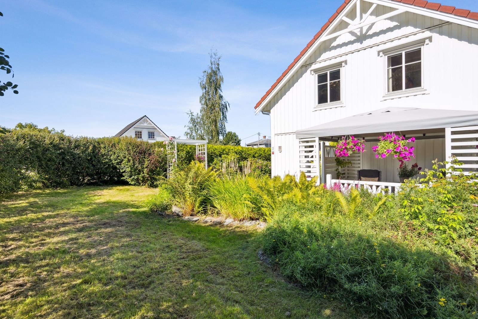 Hagen er sonedelt og nydelig med frodige planter og mange pene blomster som gir et fint fargespill. Galleribilde