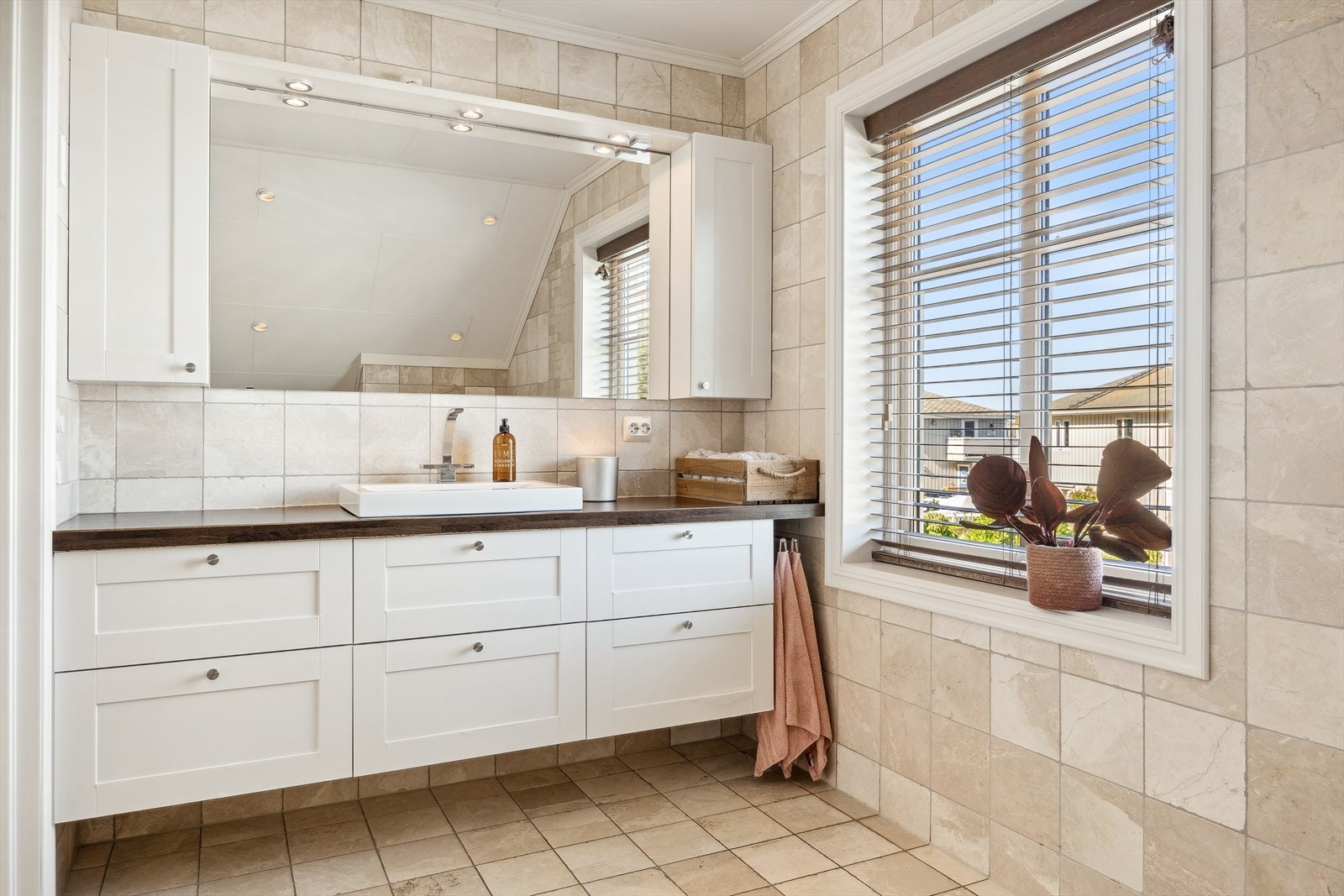 Boligen har et bad i hver etasje. Badet i andre etasje har sandfargede marmorfliser, gulvvarme og downlights. Galleribilde