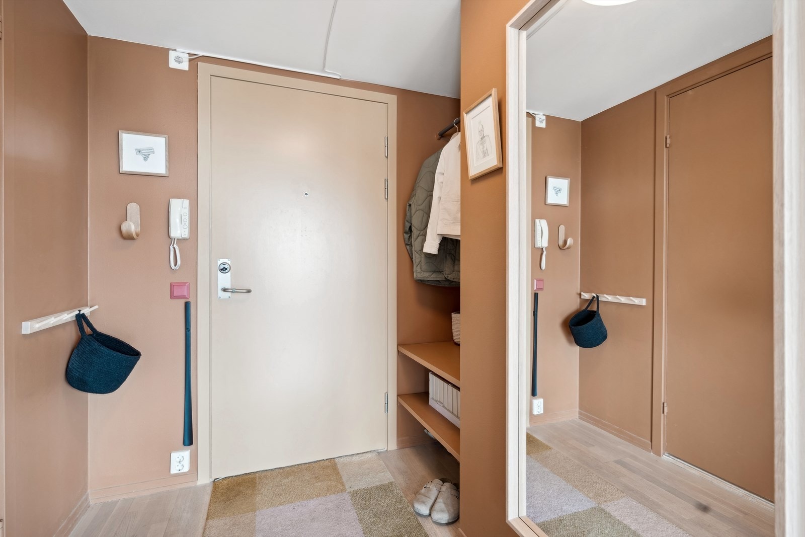 Entrèn fører til alle rom i boligen. Galleribilde