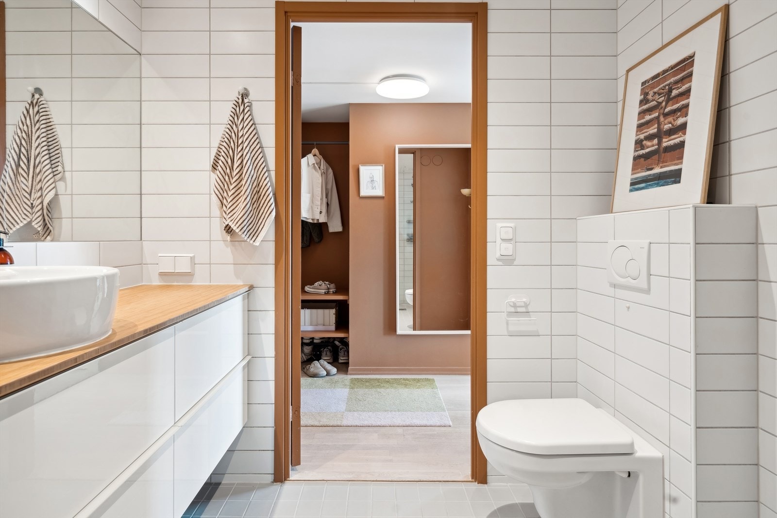 Badet er utstyrt med nødvendige fasiliteter som dusj, toalett og vask. Galleribilde