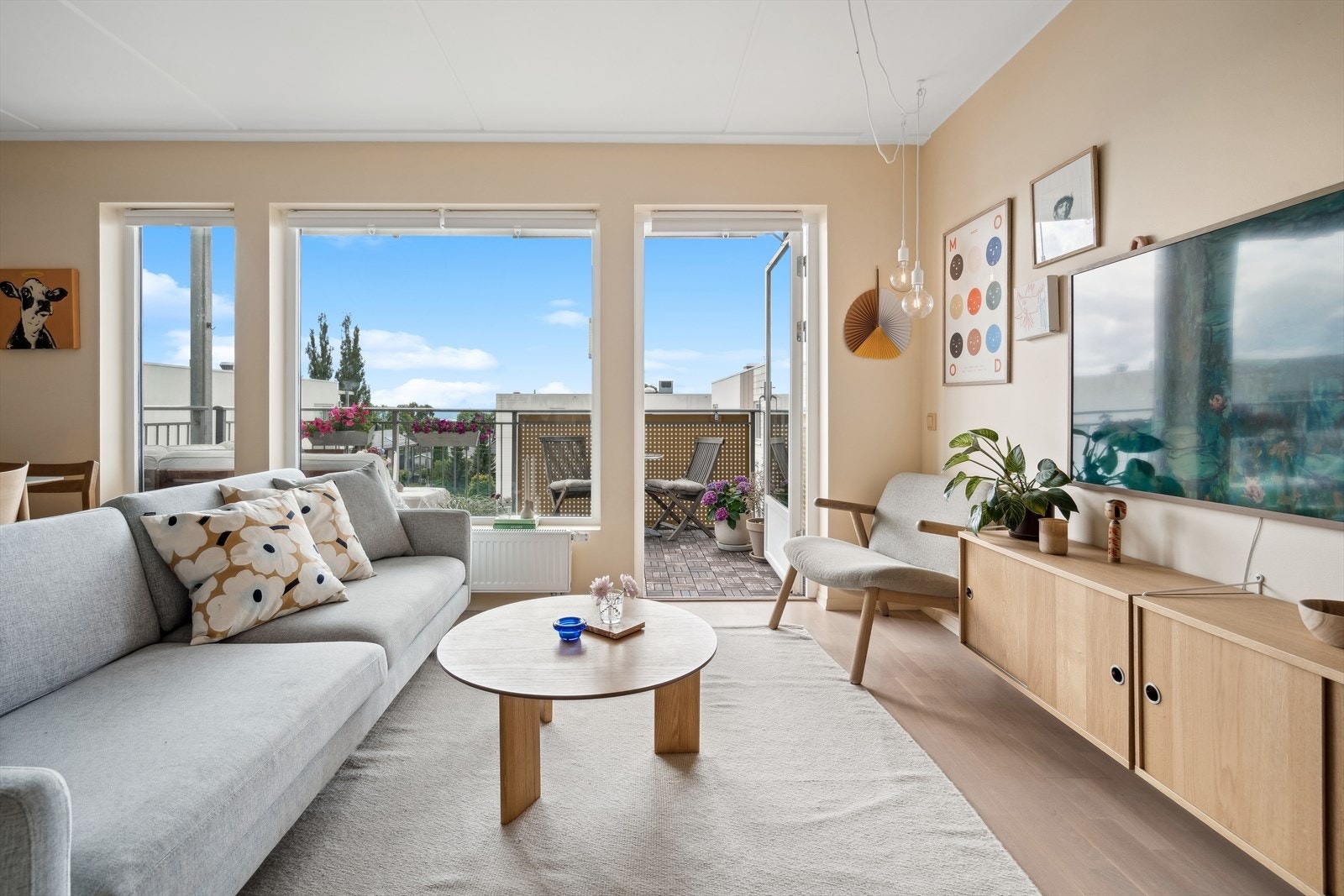 Leiligheten har en høy standard med malte overflater, lys eiekeparkett på gulv og praktisk planløsning. Galleribilde