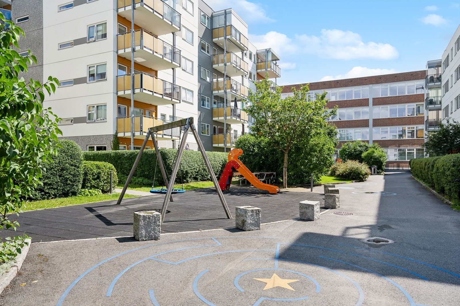Lekeplass for de minste i borettslaget. Galleribilde
