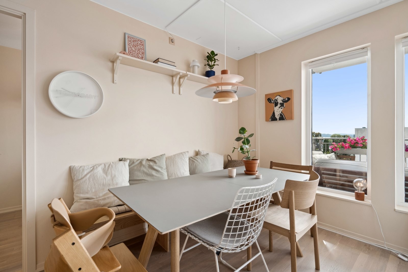 God plass til både sofagruppe og spisebord i stuen. Galleribilde