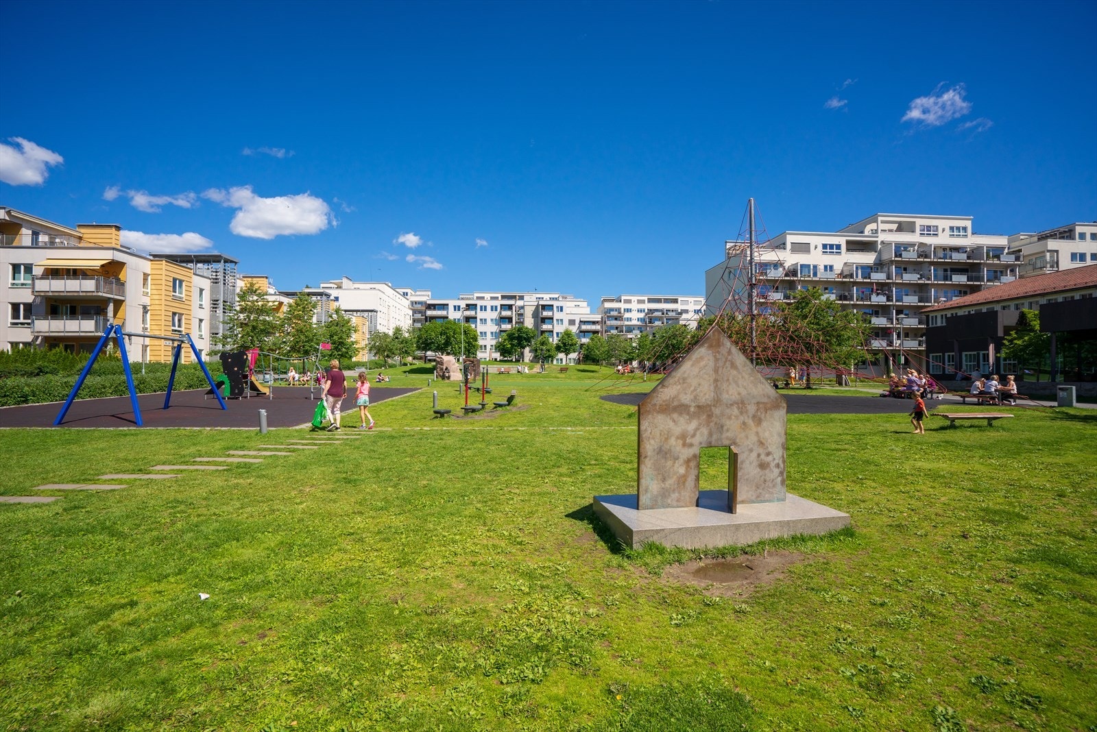 Familievennlige Lørenparken med aktiviteter for barna og egen skøytebane om vinteren. Galleribilde