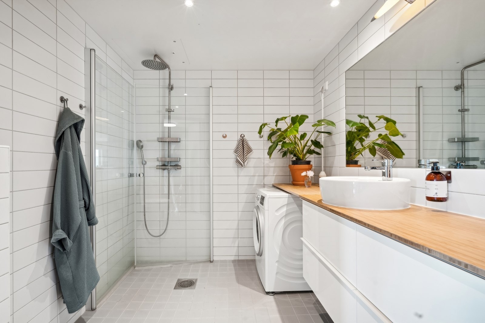Flislagt tidløst baderom med varme i gulv og downlights i tak. Galleribilde