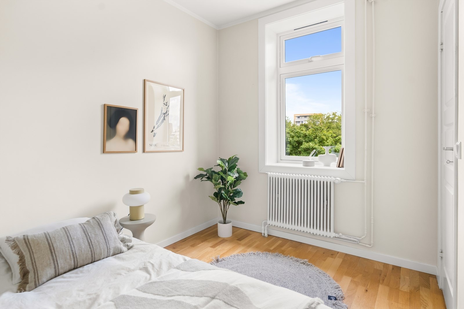 Også soveromsvinduet har fri og åpen utsikt, uten gjenboere. Galleribilde