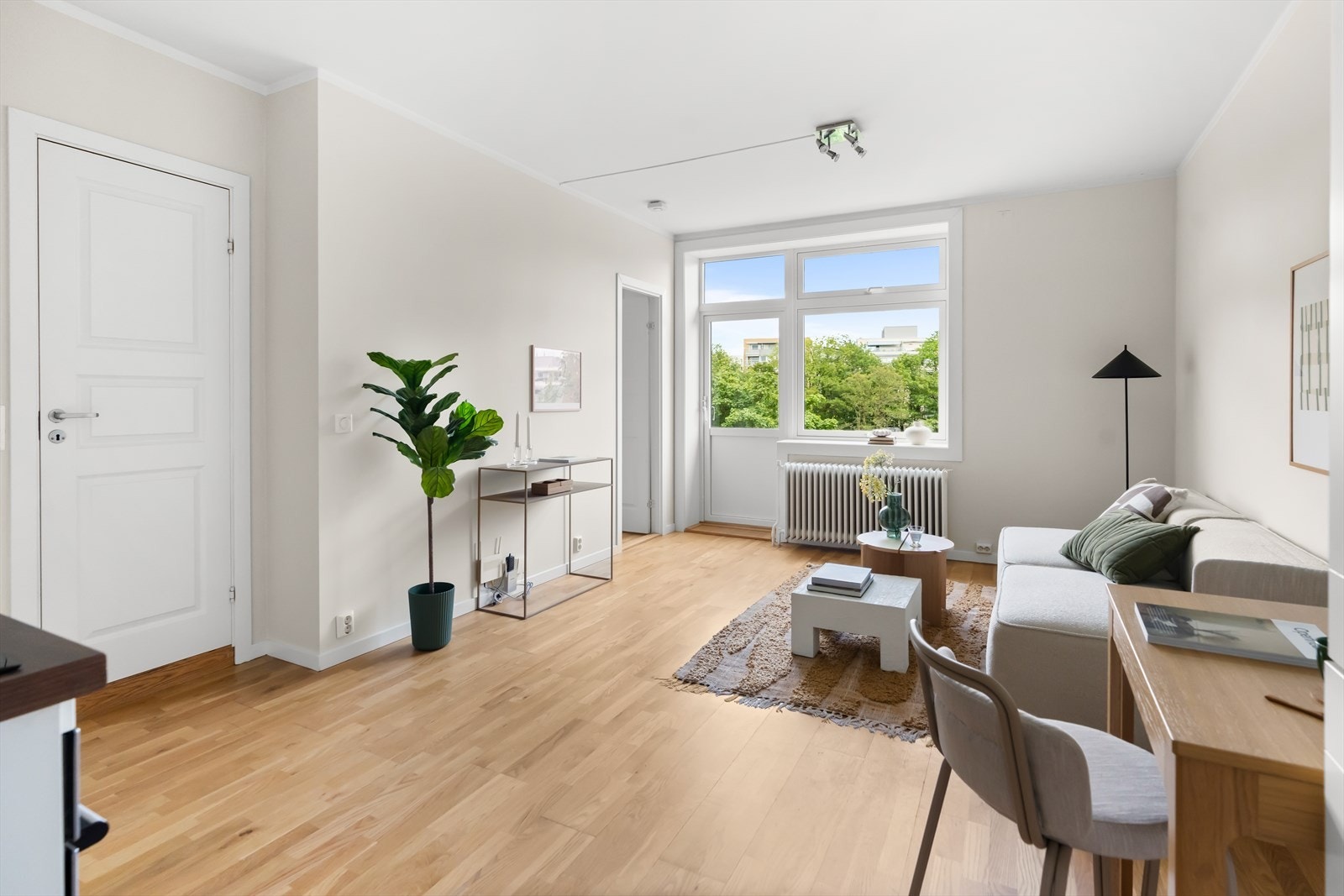 Det er plass til tv-bord/kommode etc. langs den ene stueveggen. Galleribilde