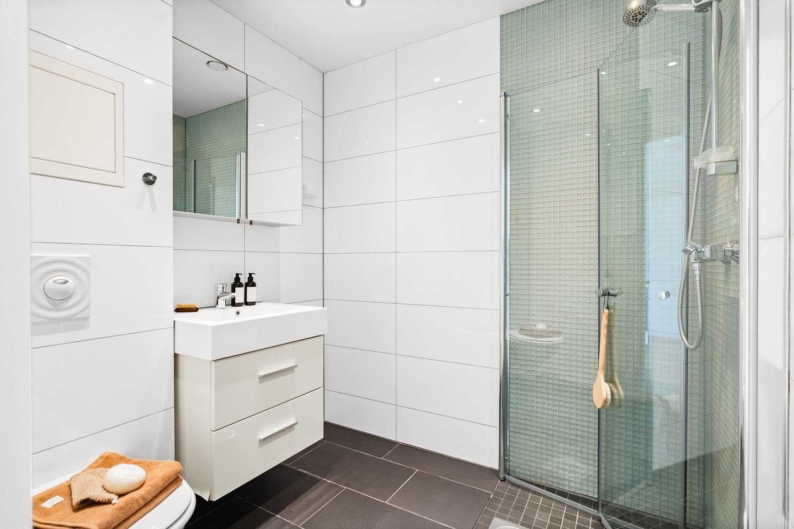 Leilighetens baderom er ifølge tidligere takstrapport pusset opp i 2012. Rommets gulv og vegger er flislagte. Galleribilde