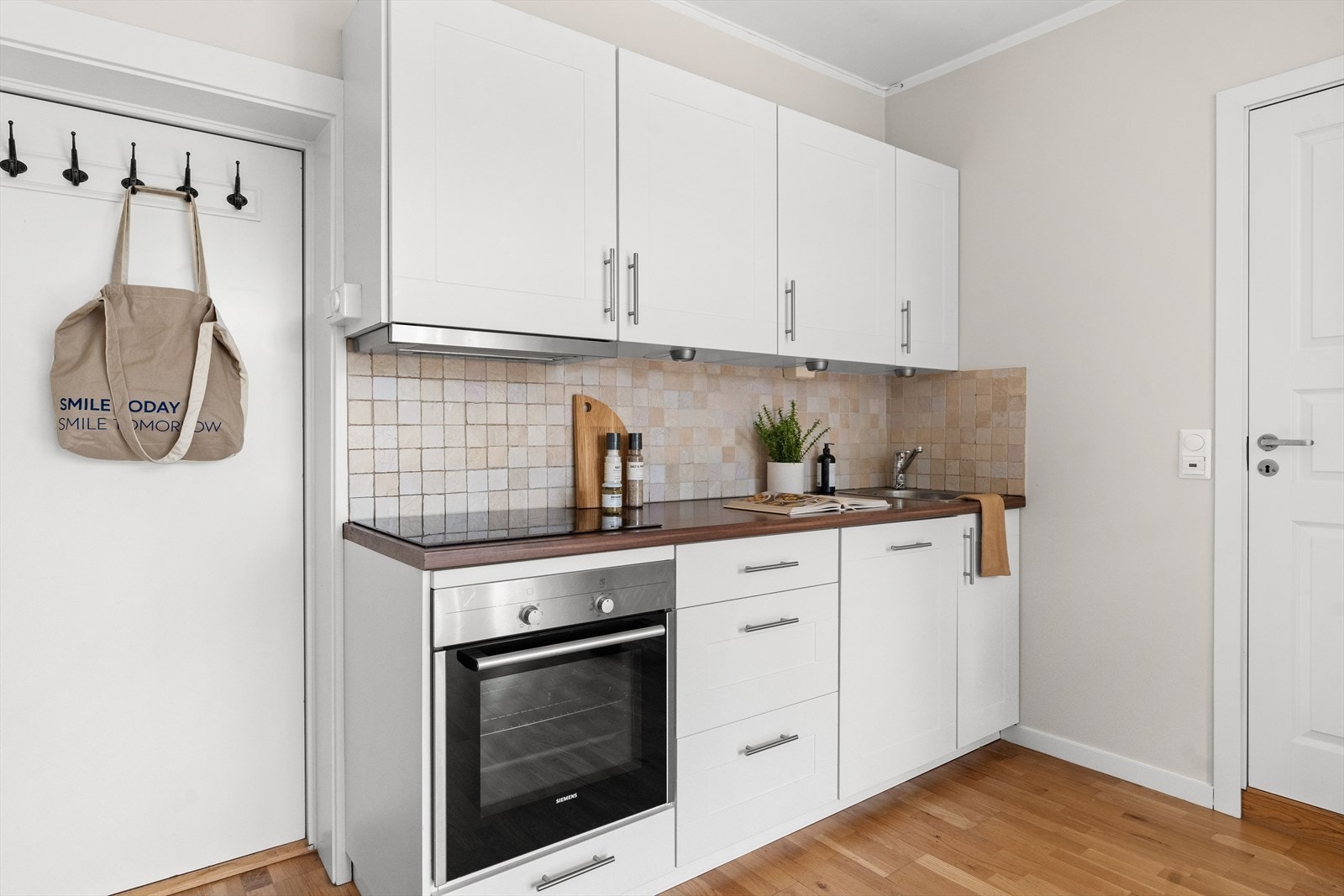 Kjøkkenet er i åpen løsning mot stuen, og her er plassen godt utnyttet. Galleribilde