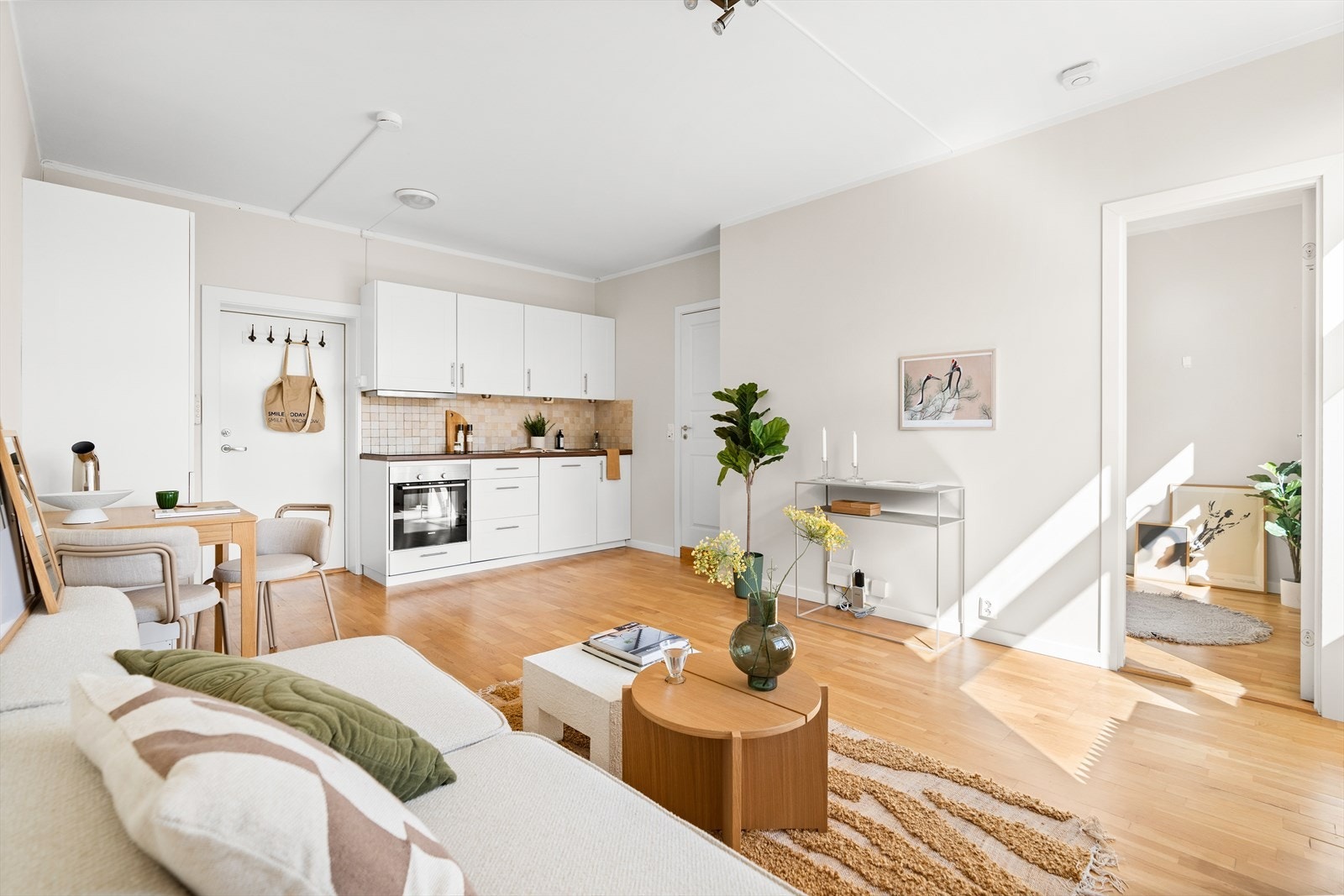 Dette er en lys 2-roms leilighet med god planløsning, pene farge- og materialvalg og herlig balkong. Galleribilde