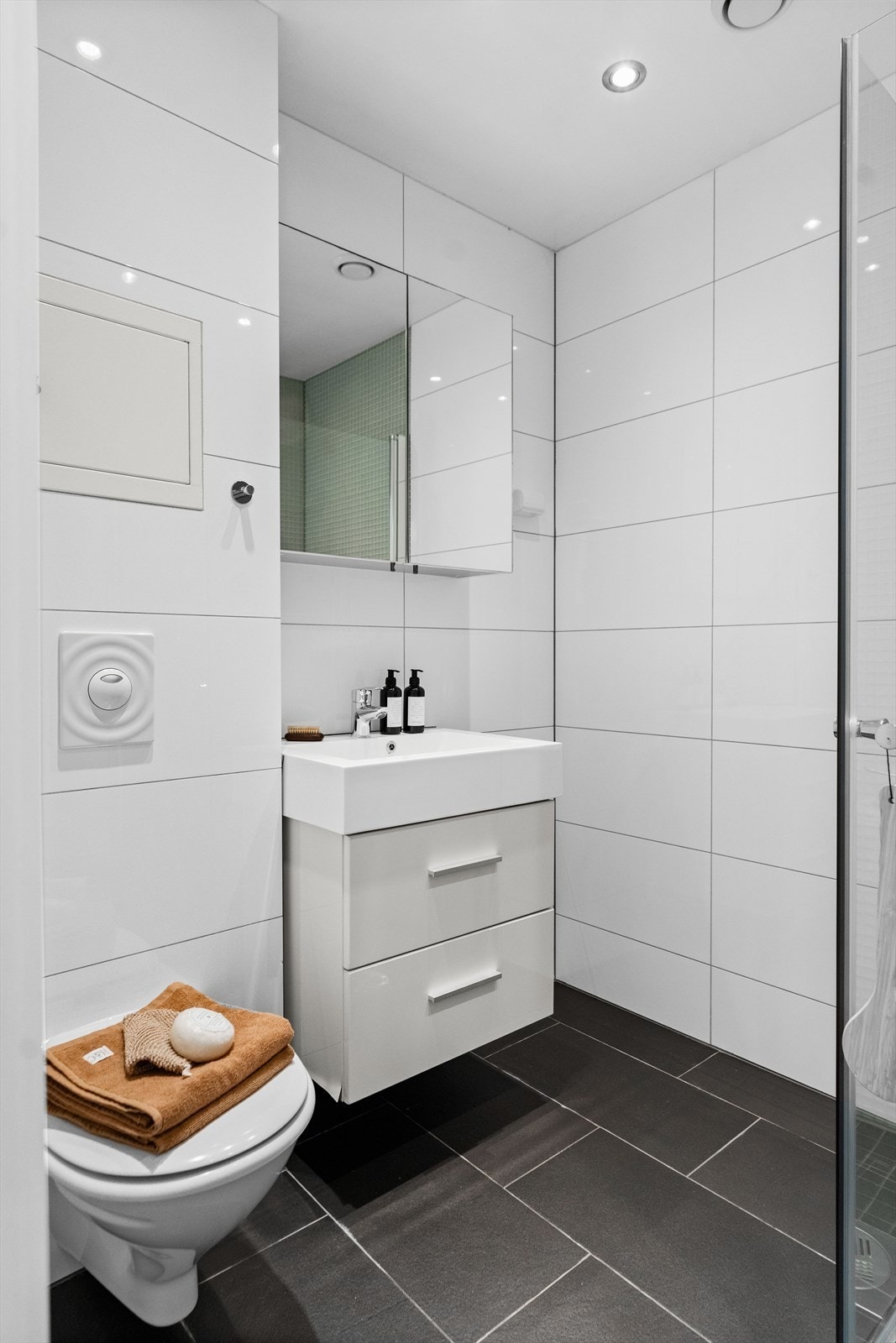 Under servanten er det satt inn benkeskap med glatte fronter, og det er montert overskap med speilfronter. Galleribilde