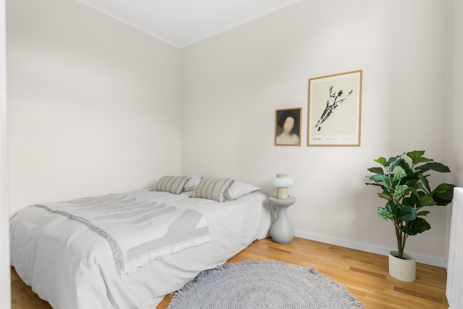 Rommet har plass til seng, nattbord og diverse oppbevaringsløsninger. Galleribilde