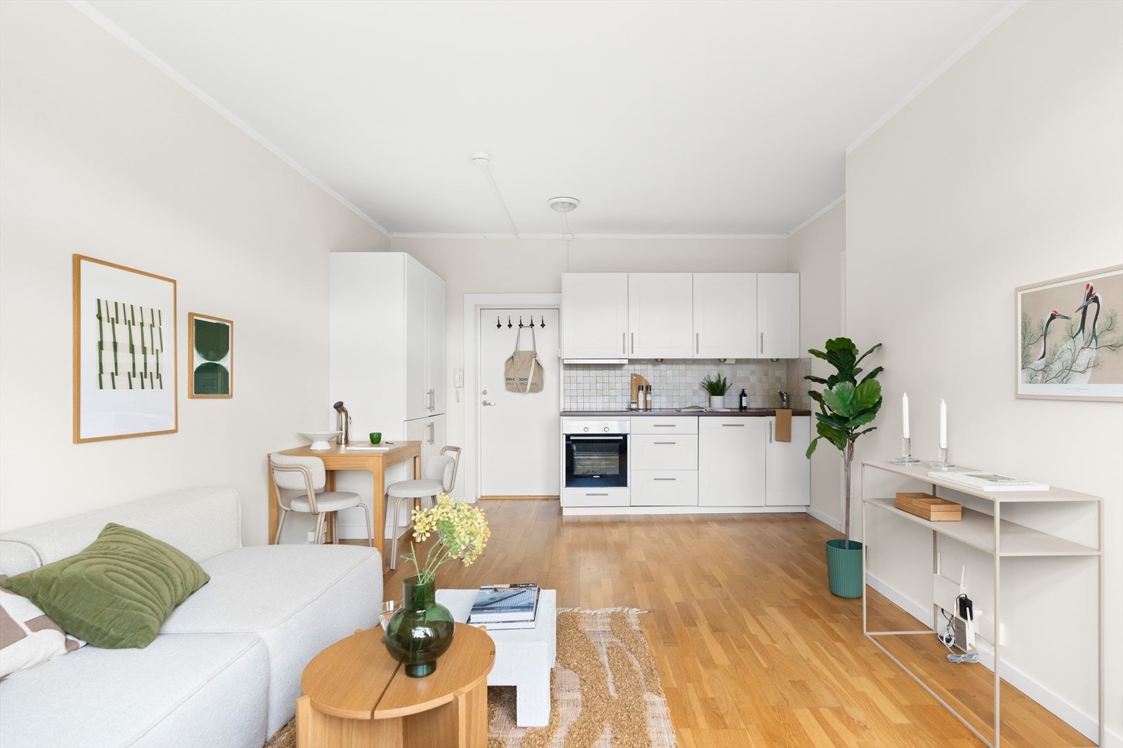 I tillegg er det satt opp pene fliser på veggen over benkeskapene, samt belysning under overskapene. Galleribilde