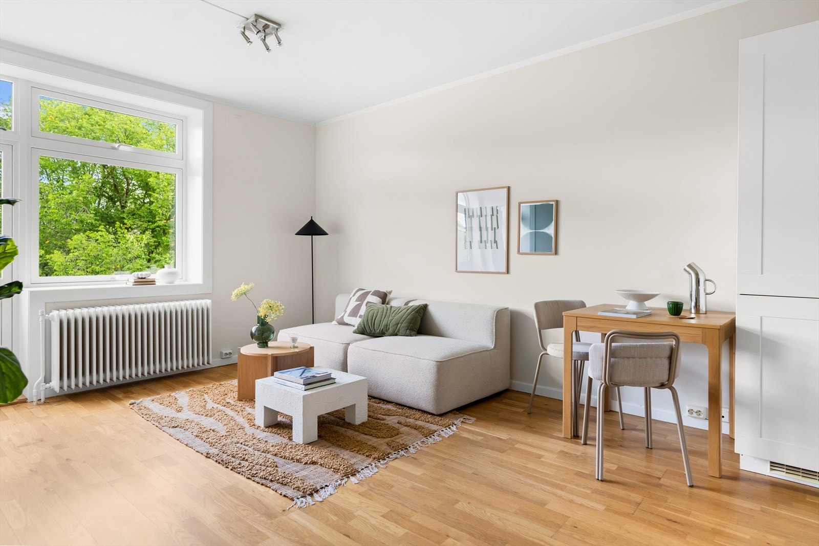 Stuen er svært lys og luftig med plass til både sofaseksjon og spiseplass. Galleribilde