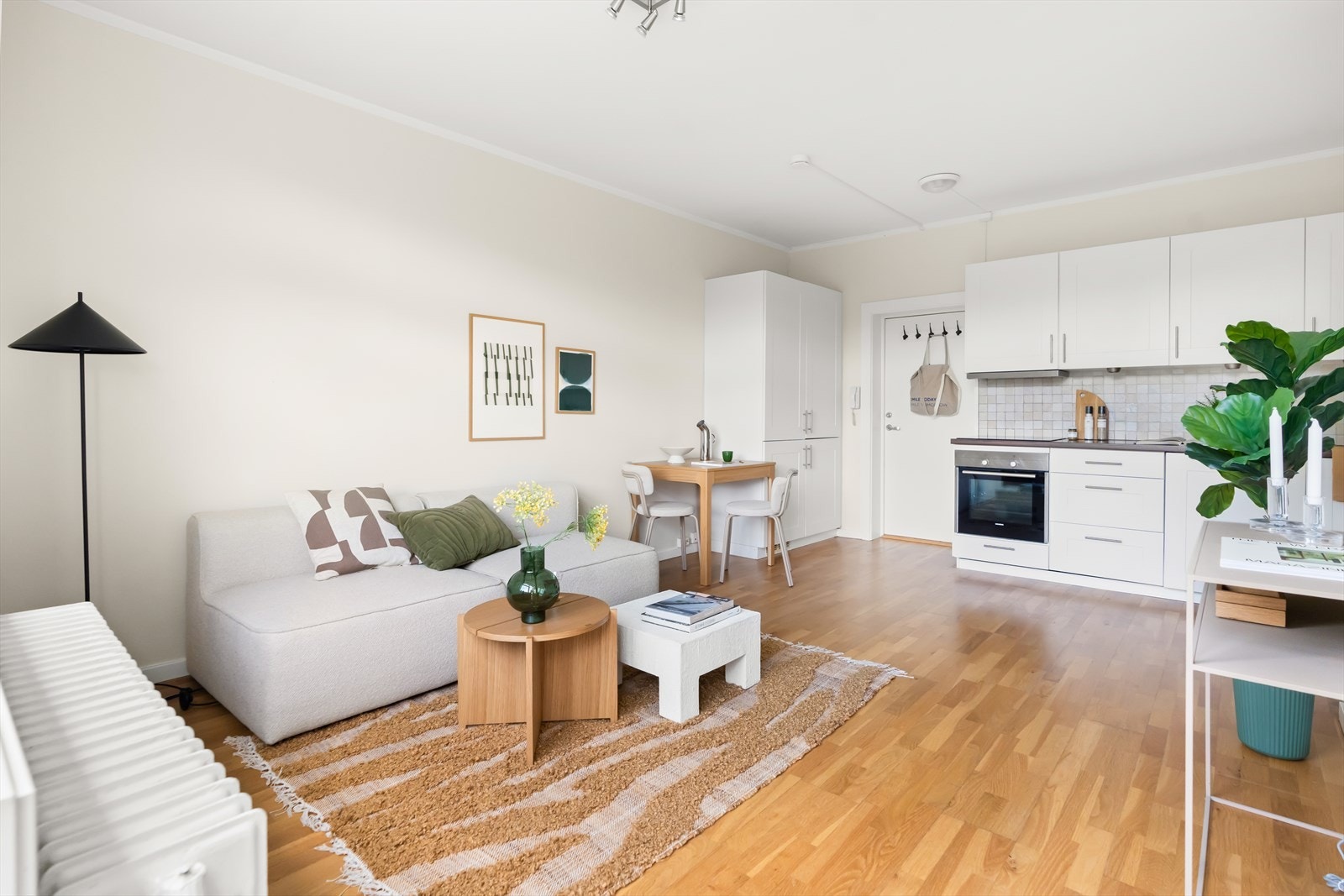 Stuen er malt i en behagelige farger som gir lunhet og varme til rommet. Galleribilde