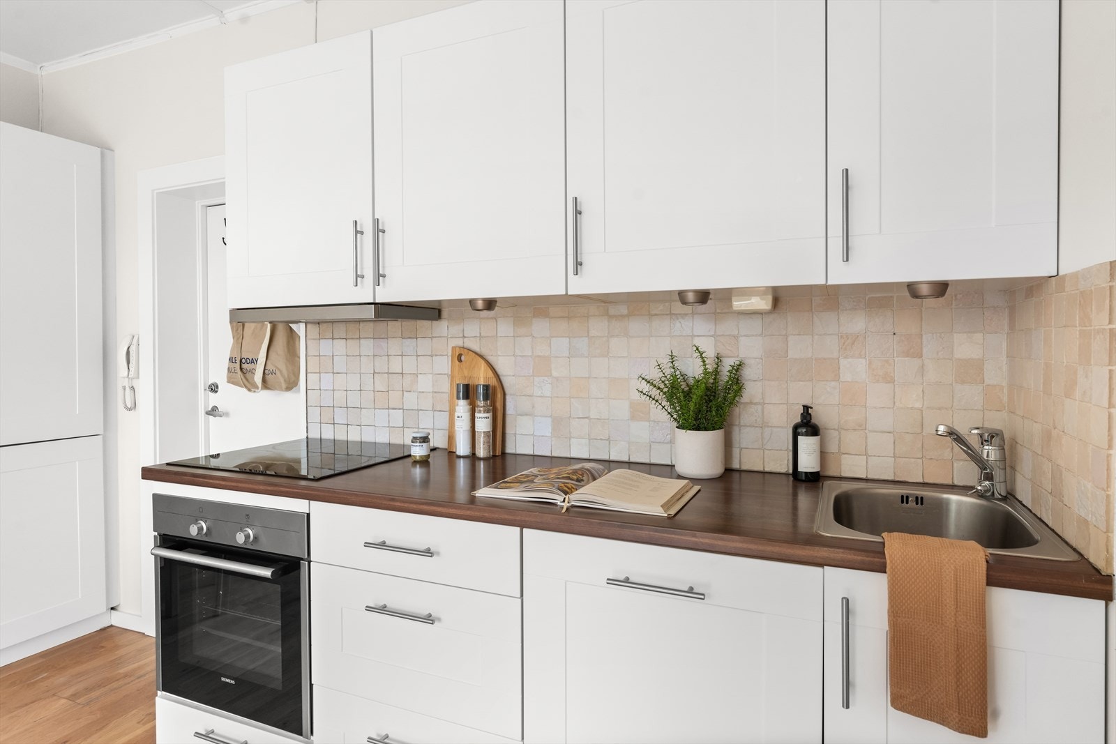 Innredningen har skap med glatte fronter, samt laminat benkeplate med nedfelt kum i rustfritt stål. Galleribilde