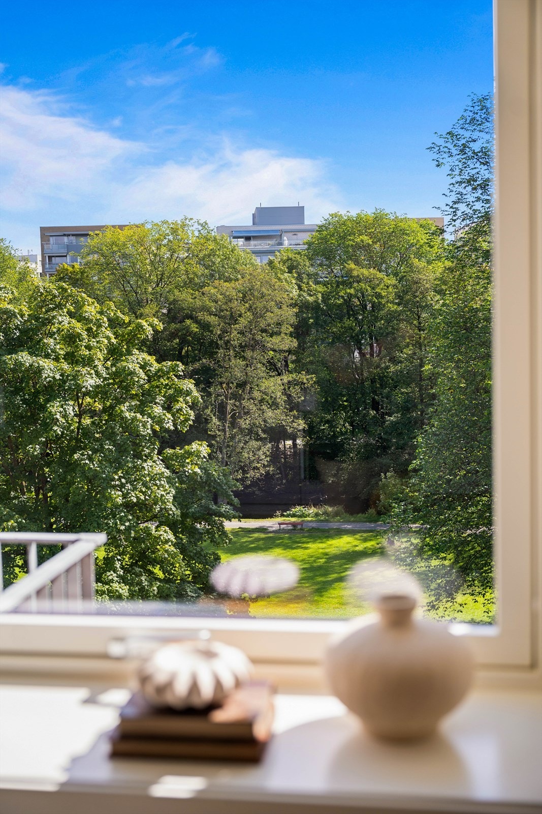 Vindusflatene ble skiftet i 2023, og gir masse godt lys til rommet. Det er utsikt mot idylliske Bjølsenparken og Akerselva. Galleribilde