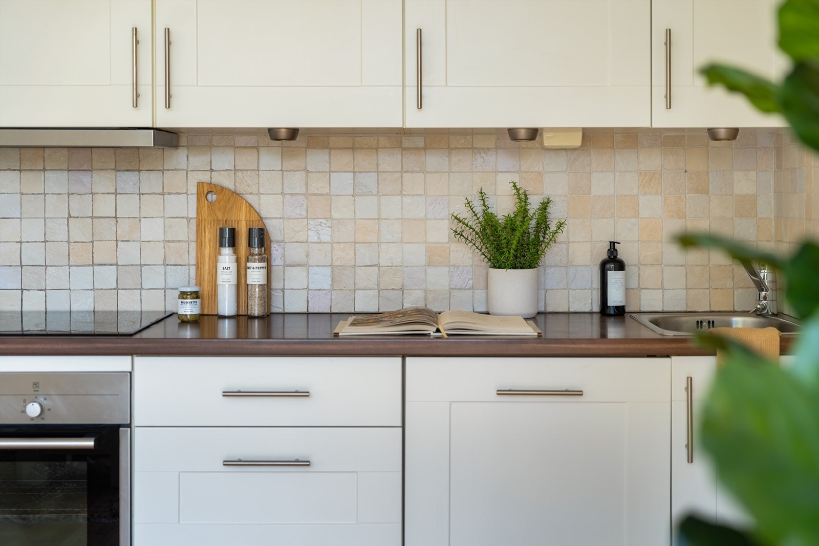 Det er satt inn integrert stekeovn, platetopp, kjøl/frys og oppvaskmaskin. Galleribilde