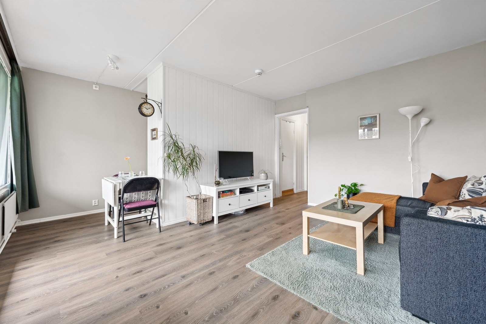 Lys, innbydende og romslig stue med god plass til ønsket møblement. Galleribilde
